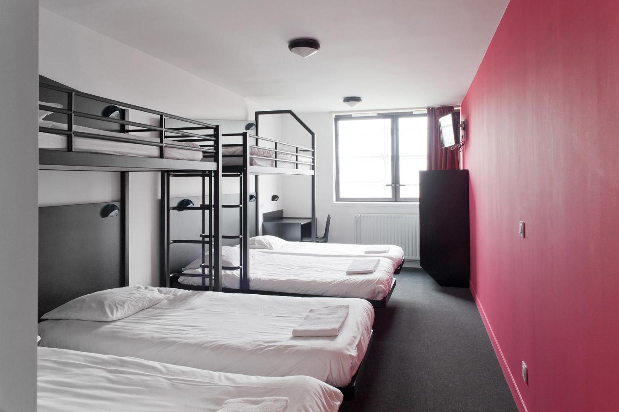 Cama individual en habitación compartida mixta